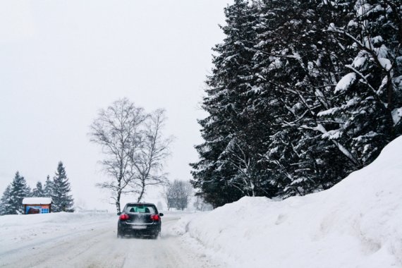zasnežená cesta a vysoké snehové mantinely po bokoch