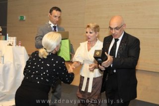 slovenskí lídri odovzdávajú dary Dr. None a Michaelovi Shneersonovi